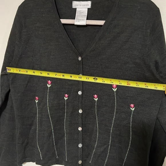 Pierre cardin grey cardigan with buttons flower embroidered size large - Picture 7 of 7